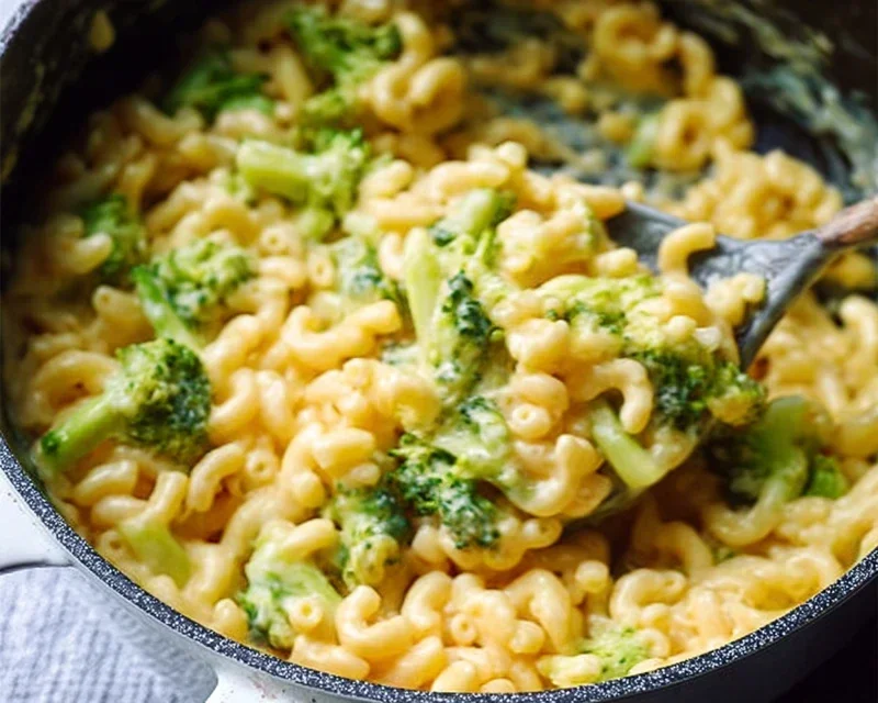 One Pot Healthy Broccoli Mac and Cheese